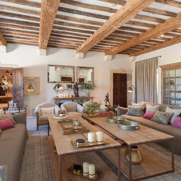 Salon rustique chic avec poutres apparentes et décoration moderne